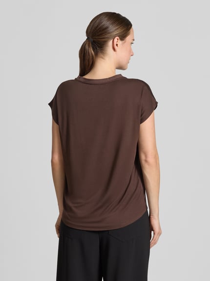 Frauenmodel trägt Regular Fit T-Shirt aus Viskose mit Stretch-Anteil von MORE & MORE, braun, Satin-Optik, Rückenansicht, Ganzkörperansicht Rückansicht.