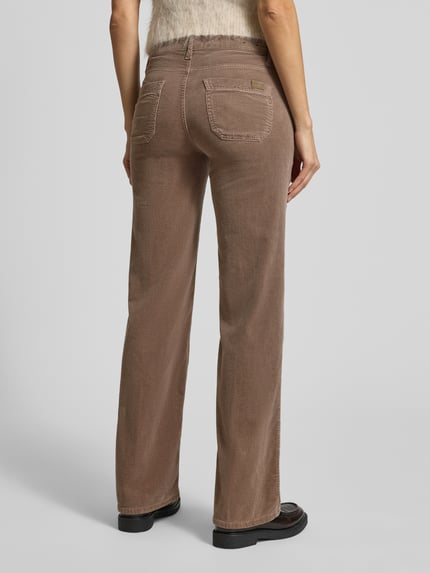 Frauenmodel trägt Bootcut Cordhose mit Eingrifftaschen Modell 'TESS' von Cambio, Baumwoll-Mix mit Modal-Anteil, Ganzkörperansicht Rückansicht.