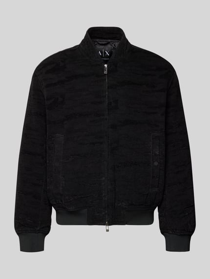 Produktfoto, Bomberjacke mit Reißverschluss von ARMANI EXCHANGE in Schwarz mit dezentem Muster, Material-Mix mit Stretch-Anteil, Regular-Fit, gerippte Abschlüsse, Stehkragen, Reißverschluss, Eingrifftaschen, Rückenlänge bei Größe M: 65 cm, Schulterbreite: 52 cm, Brustweite: 62 cm, Ärmellänge: 64 cm.