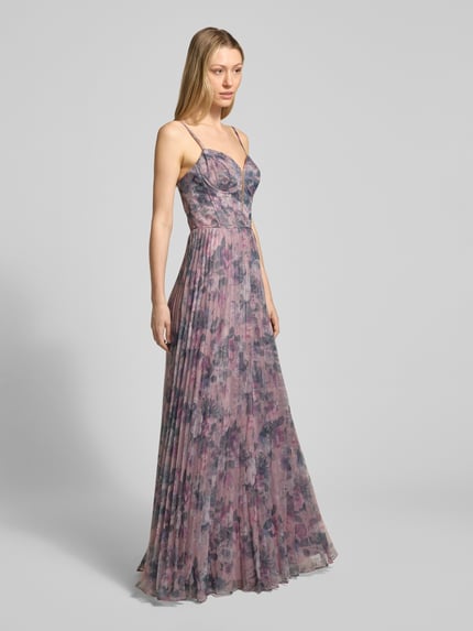 Frauenmodel trägt Regular Fit Abendkleid mit floralem Allover-Print von Laona, Falten-Optik in Rosa-Lila, tiefer V-Ausschnitt, Ganzkörperansicht von vorne.
