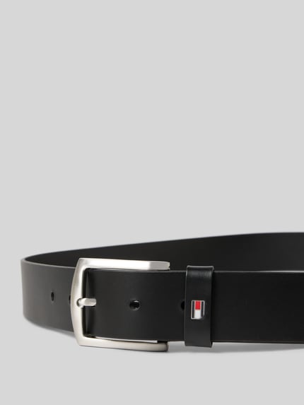 Produktfoto, Pasek skórzany z sprzączką od Tommy Hilfiger, naturalna skóra, drobne fakturowanie, wytłoczone logo, szerokość: 3,5 cm.