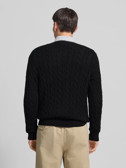Männermodel trägt Strickpullover mit Label-Stitching von Polo Ralph Lauren in Schwarz, Reine Baumwolle, Regular-Fit, Gerippte-Abschlüsse, Rundhalsausschnitt, Ganzkörperansicht Rückansicht.
