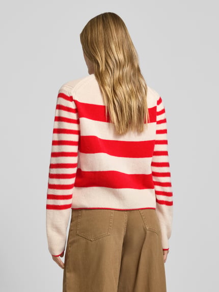Vrouwenmodel draagt Regular Fit Strickpullover aus reiner Schurwolle van Marc O'Polo, rood-wit gestreept, gebreid, rugaanzicht.