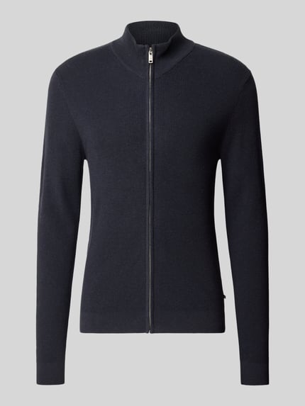Produktfoto, Slim Fit Strickjacke aus Baumwoll-Mix Modell 'lagoon' von Matinique, ciemnogranatowa, gładka tekstura, krój slim fit, stójka, elastyczne wykończenia, długość tyłu w rozmiarze M: 72 cm, długość rękawa w rozmiarze M: 76 cm