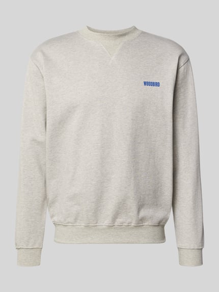 Produktfoto, Sweatshirt mit Label-Print Modell 'Cane' von WOODBIRD in Hellgrau, reine Bio-Baumwolle, gerippte Abschlüsse, Regular Fit, Rundhalsausschnitt
