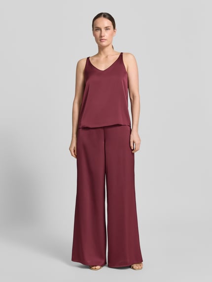Frauenmodel trägt Regular Fit Top aus Satin von V by Vera Mont, bordeauxfarben, V-Ausschnitt, ärmellos, glatte Textur, Ganzkörperansicht von vorne.