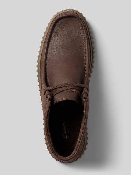 Produktfoto, Boots aus Leder Modell 'Torhill' von Clarks in Braun, runde Spitze, sichtbare Schnürung, strukturierte Sohle, glatte Textur, Absatzhöhe 4 cm, Schafthöhe 9 cm, Schaftweite 10 cm
