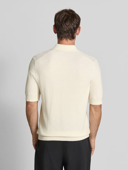 Männermodel trägt Slim Fit Poloshirt aus katoenmix in tricotlook van Matinique, Heren poloshirt, elastische boordjes, met korte mouwen, ruglengte bij maat M 72 cm, Ganzkörperansicht Rückansicht.