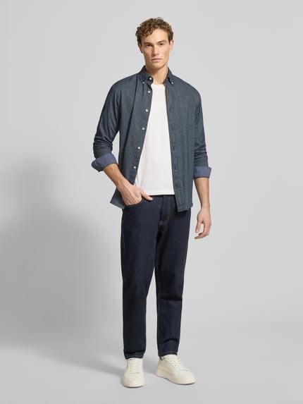 Männermodel trägt Freizeithemd mit Knopfleiste Modell 'LUBARKLEY' von Jack & Jones Premium in Blau, reine Baumwolle, Regular Fit, Ganzkörperansicht von vorne.