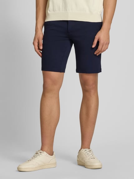Männermodel trägt Regular Fit Bermudas aus Viskose-Mix Modell 'MARK' von Only & Sons, Optik: Unifarben, Nahaufnahme Unterkörper.