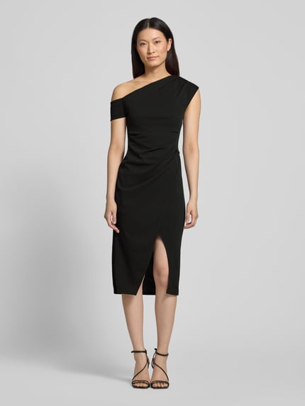 Frauenmodel trägt Midikleid mit Raffungen von Lipsy in Schwarz, Elastischer-Material-Mix, Taillierte Passform, Gehschlitz, One-Shoulder-Design, Ganzkörperansicht von vorne.