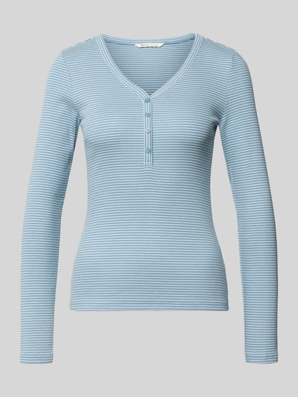 Produktfoto, Regular Fit Langarmshirt mit Henley-Ausschnitt von Tom Tailor Denim, niebieski kolor, drobne paski, krój regular fit, bawełniany materiał