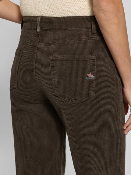 Frauenmodel trägt Straight Fit Cordhose aus Baumwoll-Mix von Buena Vista, unifarbener Cord, 5-Pocket-Design, Nahaufnahme Rückansicht.