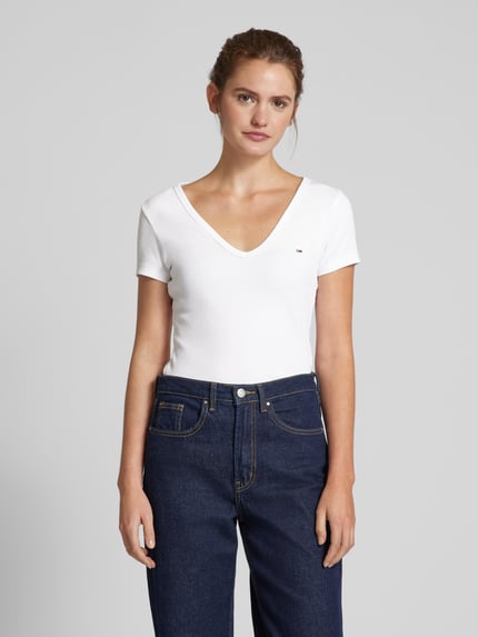 Tommy Jeans T-shirt o kroju Slim Fit z dekoltem w serek Biały 4