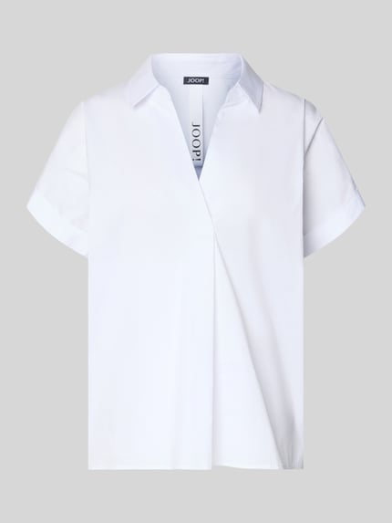 Produktfoto, Regular Fit Bluse mit V-Ausschnitt Modell 'Basilia' von JOOP!, weiße Baumwoll-Mix mit Stretch-Anteil, Hemdblusenkragen, kurze Ärmel mit Aufschlag, glatte Struktur, Rückenlänge ca. 62 cm, Ärmellänge ca. 3 cm bei Größe 36.