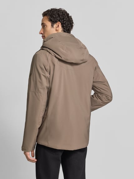 Männermodel trägt Regular Fit Jacke mit Kapuze Modell 'Maroon' von Peak Performance in Braun mit Reißverschluss, Ganzkörperansicht Rückansicht. Rückenlänge 76 cm, Schulterbreite 47 cm, Brustweite 49 cm, Ärmellänge 69 cm.