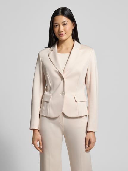 Vrouwenmodel draagt Blazer mit Reverskragen van Marc Cain in lichte beige kleur, regular fit, viscose-mix, knoopsluiting, vooraanzicht.