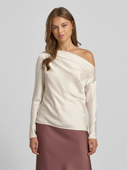 Frauenmodel trägt Regular Fit Bluse im One-Shoulder-Look Modell 'HASBRIN' von Lauren Ralph Lauren, Satin, cremefarben, Ganzkörperansicht von vorne. Rückenlänge bei Größe S: 52 cm, Ärmellänge bei Größe S: 63 cm.