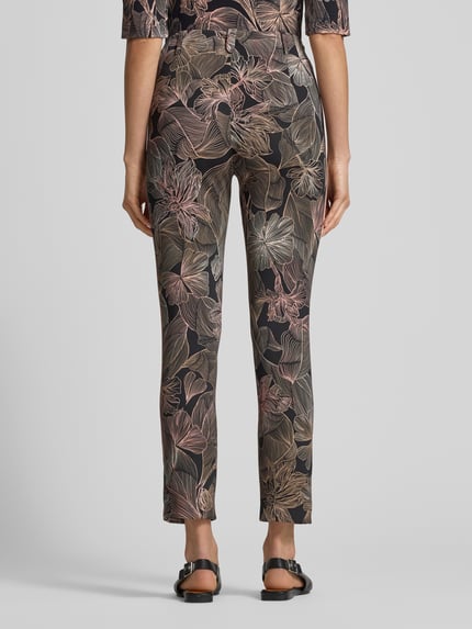 Vrouwenmodel draagt stoffen broek met Franse steekzakken van Marc Cain in materiaalmix met stretch, recht model, bandwijdte 38 cm, binnenbeenlengte 72 cm, zwart met bloemmotief, volledig lichaam achteraanzicht.