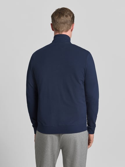 Männermodel trägt Sweatjacke mit Logo und Stehkragen von JOOP! Collection in dunkelblau, regular fit, Baumwoll-Elasthan-Mix, Rückenansicht, ganzkörperansicht rückansicht.