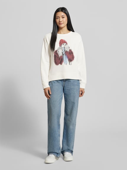 Modelka kobieca nosi Sweatshirt mit Motiv-Print und Rundhalsausschnitt von Milano Italy w kolorze ecru, regular fit, bawełniana mieszanka, nadruk z przodu, pełen widok z przodu.