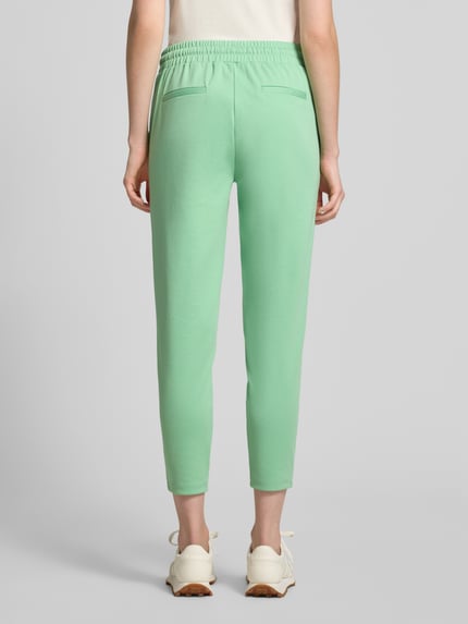 Frauenmodel trägt Hose mit elastischem Bund Modell 'KATE' von ICHI in Mint, Material-Mix mit Viskose-Anteil, Slim-Fit, Ganzkörperansicht Rückansicht.