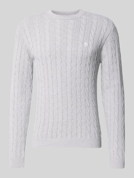 Produktfoto, Strickpullover mit Zopfmuster und Logo-Stitching von REVIEW, bawełniany miks, krój modern fit, okrągły dekolt, ściągacze, jasnoszary, faktura dzianiny