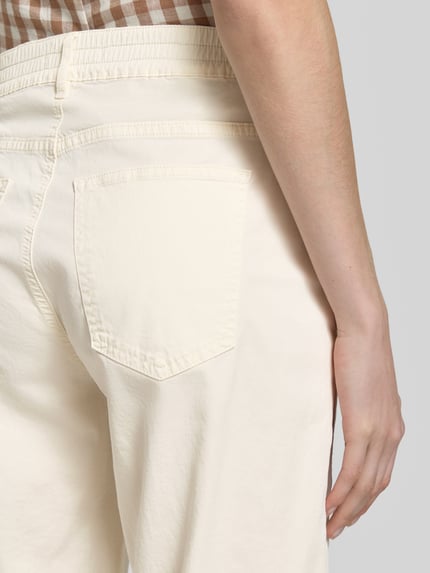 Frauenmodel trägt Straight Leg Hose aus Baumwoll-Mix Modell 'MAINE S' von Brax in Optik: Unifarben, 5-Pocket-Design, Nahaufnahme Rückansicht.