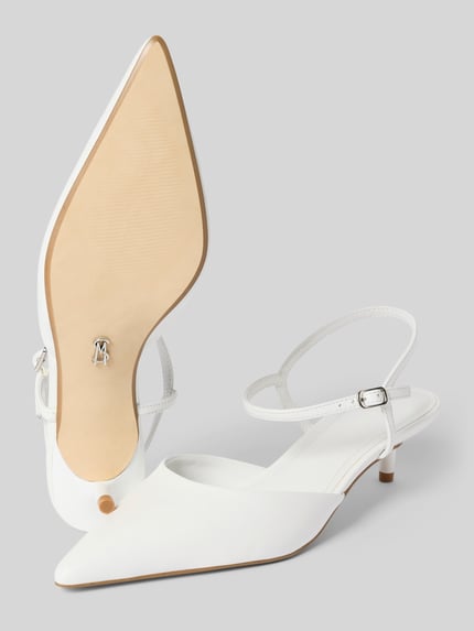 Productfoto, Pumps uit echt leer model 'Adelaide' van Steve Madden, wit met spitse neus, dunne riem met gesp, naaldhak 4 cm, gladde zool