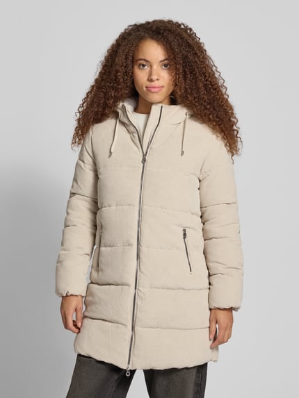 Frauenmodel trägt Steppmantel mit Kapuze Modell 'ONLDOLLY' von ONLY in Beige, Cordstruktur, Zweiwege-Reißverschluss, Ganzkörperansicht von vorne.