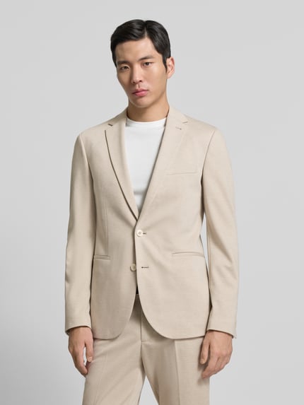 Männermodel trägt 2-Knopf-Sakko mit Reverskragen von MCNEAL in Beige, Regular Fit, glatte Struktur, Material-Mix, Ganzkörperansicht von vorne.