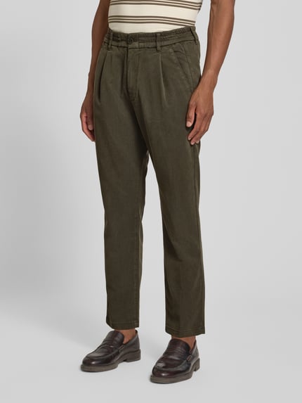 Männermodel trägt Regular Fit Hose mit Eingrifftaschen Modell 'CHASY' von DRYKORN, Olivgrün, Lyocell-Mix, Ganzkörperansicht von vorne. Herren Hose, Baumwoll-Anteil, Gesäßtaschen, Bundweite 41 cm, Innenbeinlänge 71 cm.