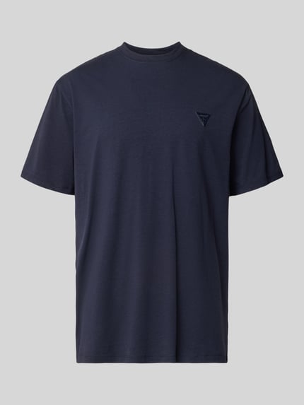 Produktfoto, T-Shirt mit Logo und Rundhalsausschnitt von Guess, bawełna z domieszką modalu, krój relaxed fit, logo, kolor granatowy, długość tyłu w rozmiarze M: 73 cm