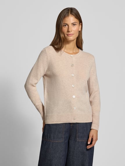 Frauenmodel trägt Cardigan aus Wolle mit Rundhalsausschnitt von Christian Berg Woman, beige, Regular Fit, Nahaufnahme Oberkörper.