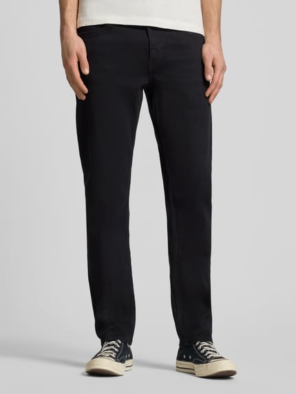Mannenmodel draagt Regular Fit Jeans aus Baumwoll-Mix Modell 'WEFT' van Only & Sons, look: effen, 5-pocketmodel, katoenmix, denim, knoop- en ritssluiting, labelstitching, labelpatch, riemlussen, voorkant, detailopname onderlichaam.