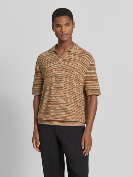 Mannelijk model draagt Relaxed Fit Poloshirt uit zuivere katoen model 'Muse' van SELECTED HOMME, gestreept all-over patroon, gebreide structuur, korte mouw met geribde zoom, jhonnykraag, beige-bruine tinten, vooraanzicht half totale opname.