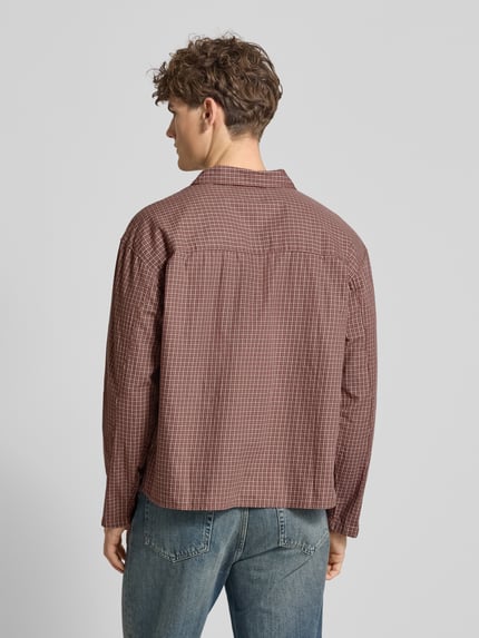 Männermodel trägt Regular Fit Freizeithemd mit Kentkragen von Jack & Jones aus reiner Bio-Baumwolle, kariert, Modell AUSTIN, Rückenansicht Ganzkörperansicht.