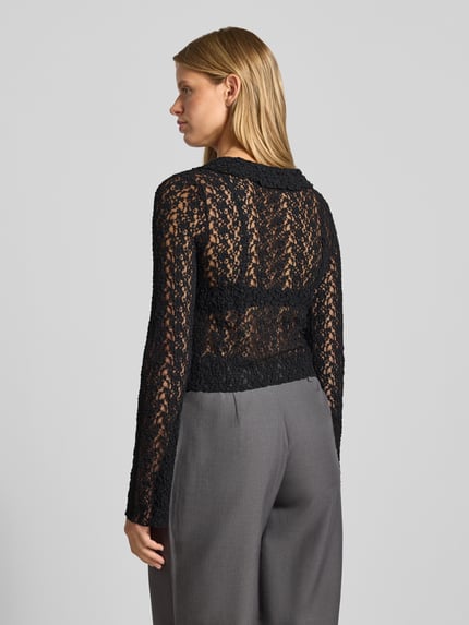 Vrouwenmodel draagt Slim Fit Cardigan met katoen, Model 'ODINE' van ONLY, all-over bloemenmotief, met kant, mesh-look, lange mouw, v-hals, 1-knoopssluiting, mix van katoen, detailopname rugaanzicht