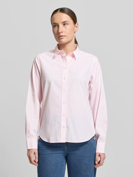 Vrouwenmodel draagt Regular Fit Bluse mit Streifenmuster und Label-Stitching van Gant in roze met wit, pure katoen, hemdkraag, regular fit, voorkant volledig zichtbaar, totale lichaamsaanzicht van voren.