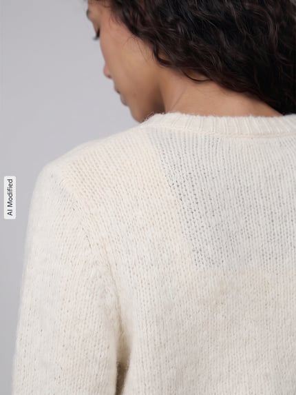 Kobiece modelka nosi jasny kardigan rozpinany Regular Fit Strickjacke mit Woll-Anteil model 'NOVAH' od VERO MODA o kremowej fakturze, detaliczne ujęcie pleców, KI-modifiziertes Bild.