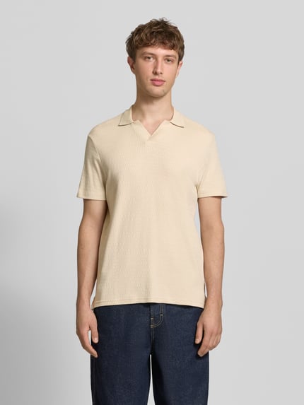 Männermodel trägt Regular Fit Polo-Shirt mit Strukturmuster Modell 'Heskild' von Blend, reine Baumwolle, Polokragen, Kurzarm, Ganzkörperansicht von vorne.