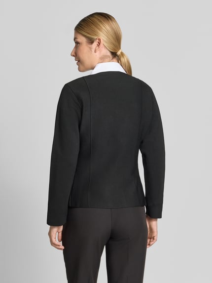 Frauenmodel trägt Cardigan mit Zierknöpfen Modell 'APOLLO' von MANGO in Schwarz, strukturierte Oberfläche, gerade Form, Ganzkörperansicht Rückansicht.