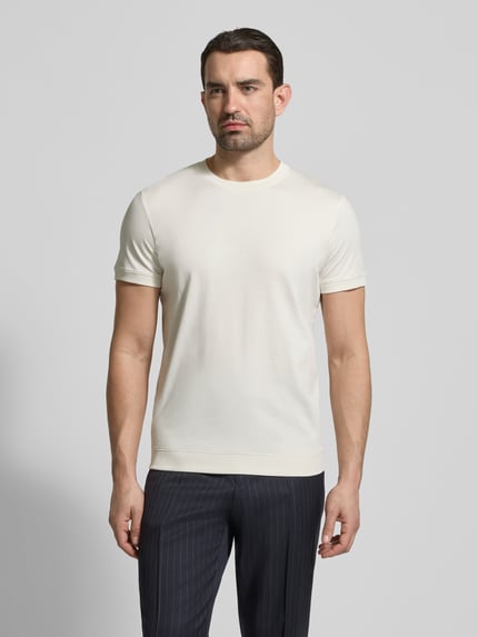 Männermodel trägt T-Shirt mit Rundhalsausschnitt von RAGMAN, Reine Baumwolle, Slim-Fit, Unifarbenes-Design, Rückenlänge 70 cm, Ganzkörperansicht von vorne.