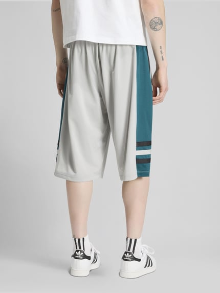adidas Originals Loose Fit Sweatshorts mit Logo-Stitching Hellgrau 4