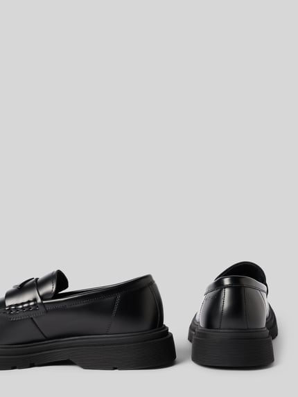 Produktfoto, czarne Loafers mit profilierter Sohle Modell 'PIERCE' von Replay, zaokrąglony czubek, zakładana przez głowę, profilowana podeszwa, Wysokość obcasa w rozmiarze 44: 4 cm, Wysokość cholewki w rozmiarze 44: 6 cm, Szerokość cholewki w rozmiarze 44: 12 cm