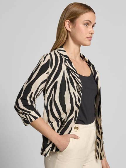 Frauenmodel trägt Loose Fit Kurzblazer aus Viskose-Leinen-Mix Modell 'JESMILO' von Vero Moda mit Optik: Unifarben, Flammgarn-Struktur, 3/4-Arm und Reverskragen, Nahaufnahme Oberkörper.