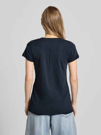 Frauenmodel trägt Damen T-Shirt mit Brusttasche Modell 'GS23' von G.I.G.A. DX in Dunkelblau aus Reine Baumwolle, Regular-Fit, Ganzkörperansicht Rückansicht.