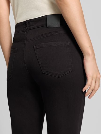 Vrouwenmodel draagt Skinny Fit Jeans aus elastischem katoenmix met Strass-steentjes van Marc Cain, 5-pocketmodel, riemlussen, knoop- en ritssluiting, Bandwijdte maat 36: 38 cm, Binnenbeenlengte maat 36: 76 cm, detailopname rugaanzicht.