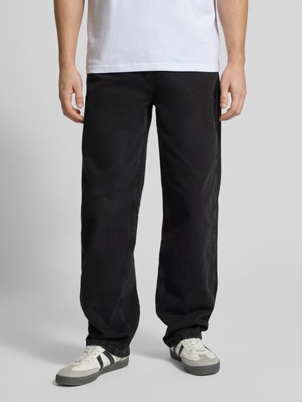 Männermodel trägt Baggy Jeans im 5-Pocket-Design mit Logo-Stitching von KARL KANI, schwarze Baumwolle, Baggy Fit, Ganzkörperansicht von vorne.