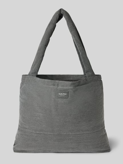 Produktfoto, Tote Bag aus reiner Baumwolle in Denim-Optik von Studio Noos, tkanina stylizowana na denim, detal z logo, szerokość w rozmiarze 1: 60 cm, długość w rozmiarze 1: 42 cm, głębokość w rozmiarze 1: 9 cm, długość paska na ramię w rozmiarze 1: 75 cm, otwarta przegródka, pasek na ramię